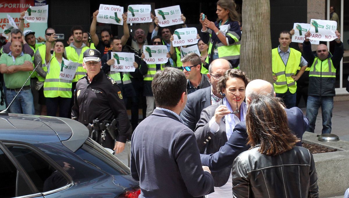 Os traballadores de Ence concentráronse ás portas da comida-mitin do PSOE e reuníronse coa ministra de Traballo