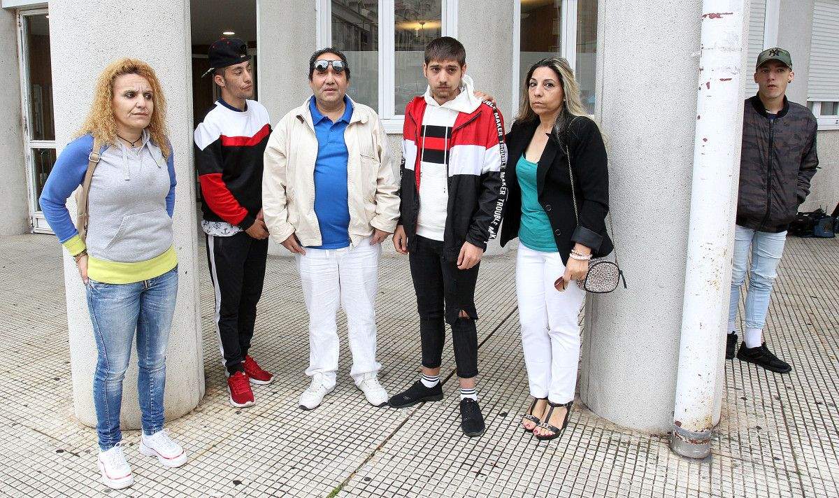 Las madres de los tres denunciantes, con parte de la familia, a las puertas de los juzgados antes del juicio
