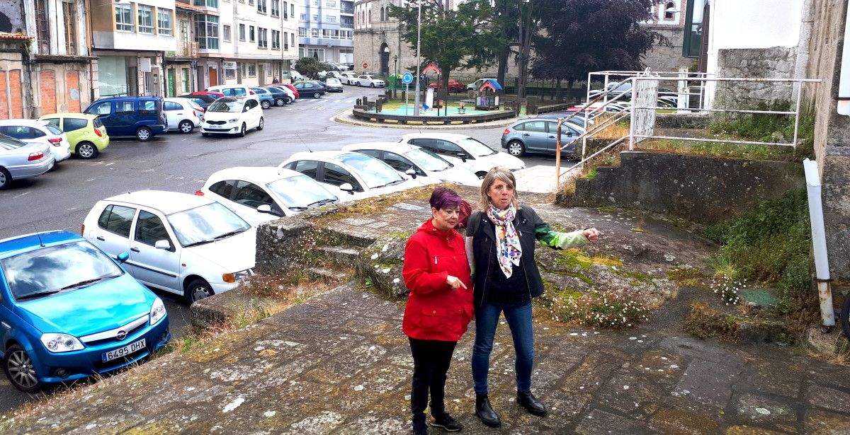 Tere Casal e Peque González, de Marea Pontevedra, no barrio da Moureira