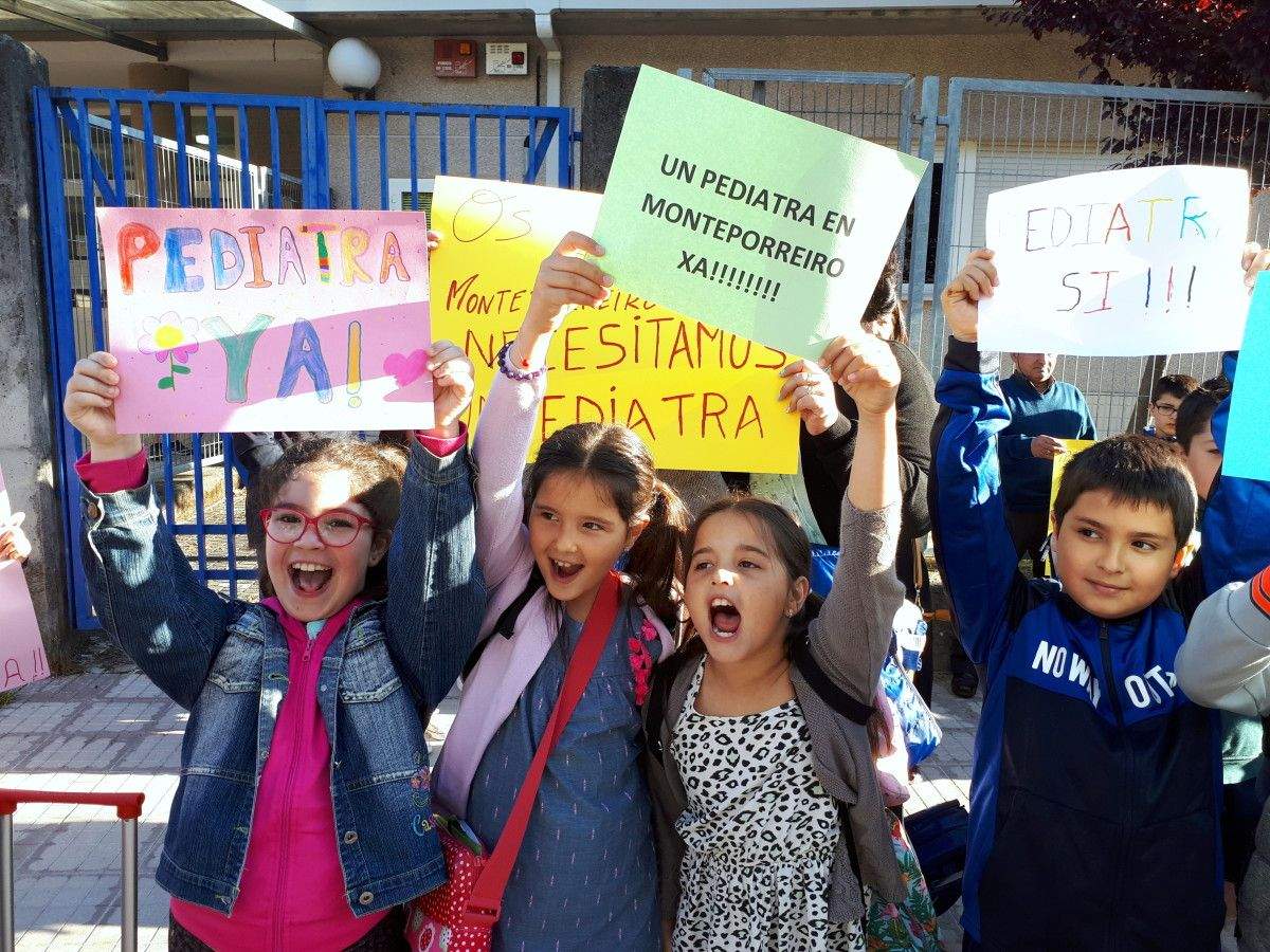 Protesta ante el Marcos da Portela para reclamar el pediatra en Monte Porreiro