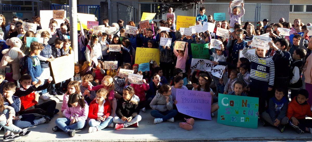 Protesta ante el Marcos da Portela para reclamar el pediatra en Monte Porreiro