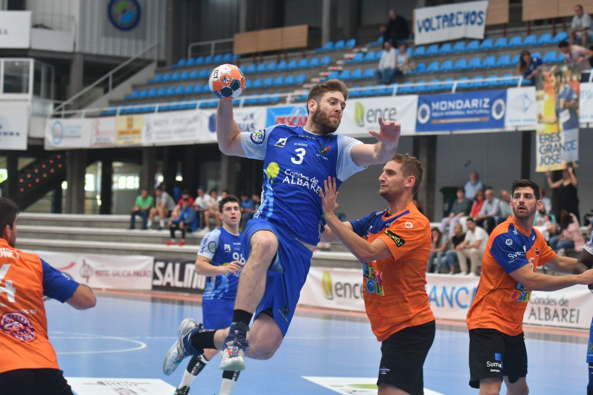 Vicente Poveda no partido entre o Teucro e o Benidorm.