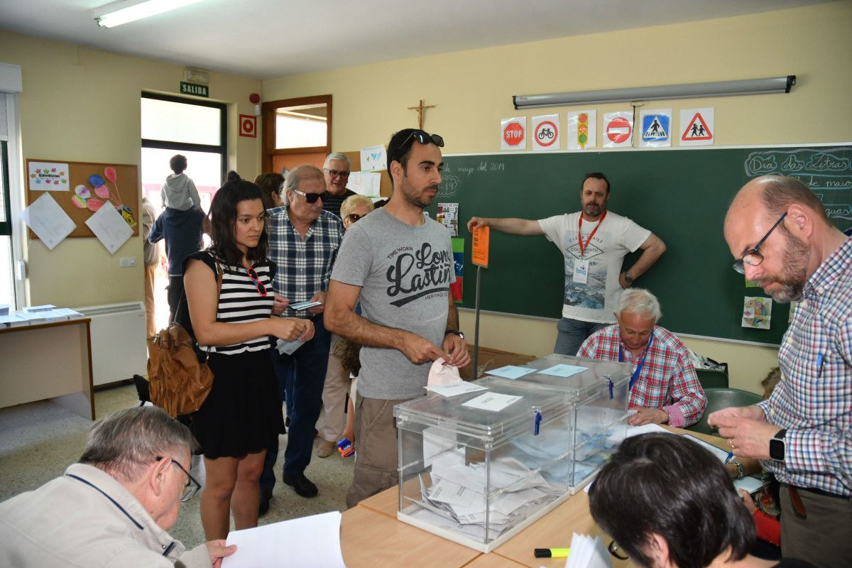 Pontevedreses votando en las elecciones municipales del 26M