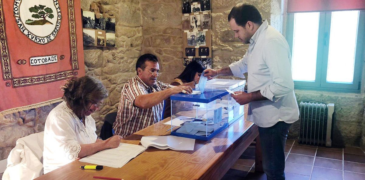 Jorge Cubela, votando durante las elecciones municipales de este 26 de mayo