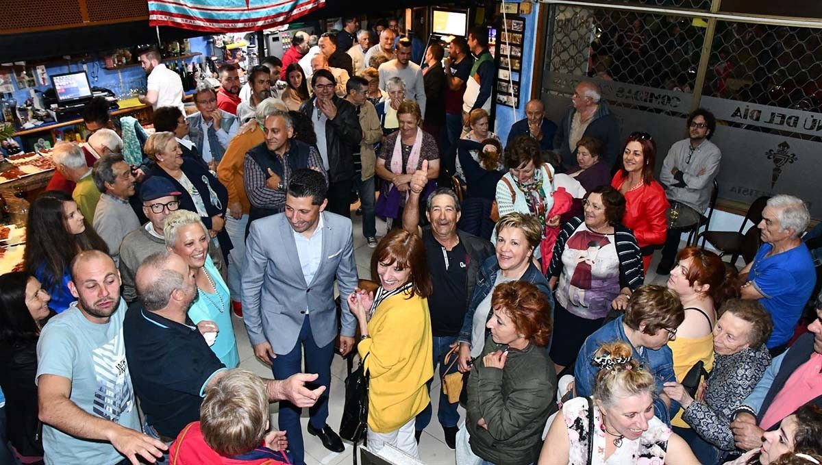 Celebración en Ponte Caldelas de la victoria electoral del PSOE