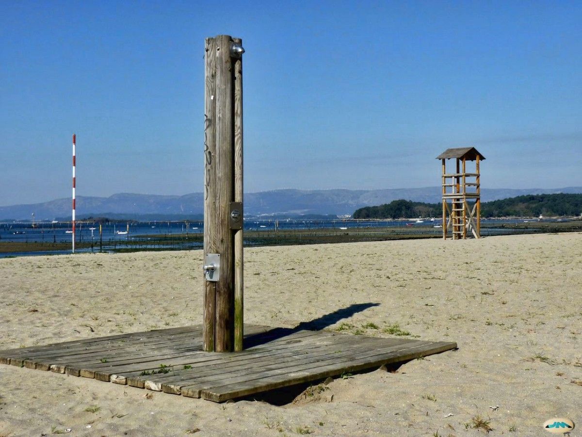Ducha y puesto de vigilancia en la playa