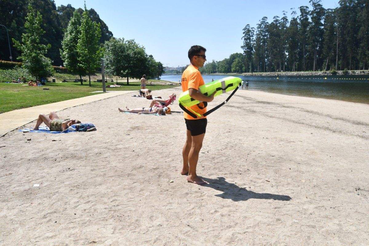 Socorrista en la playa fluvial del río Lérez 