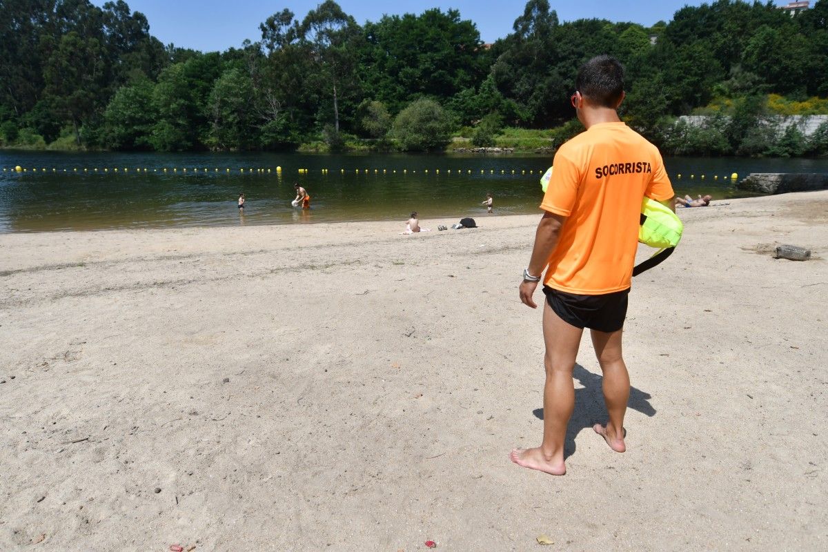Socorrista en la playa fluvial del río Lérez