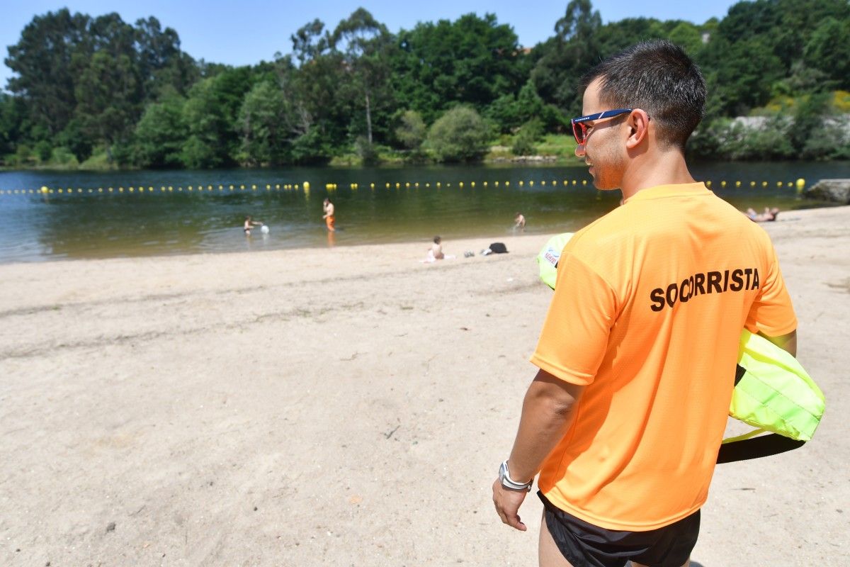 Socorrista en la playa fluvial del río Lérez en Monte Porreiro