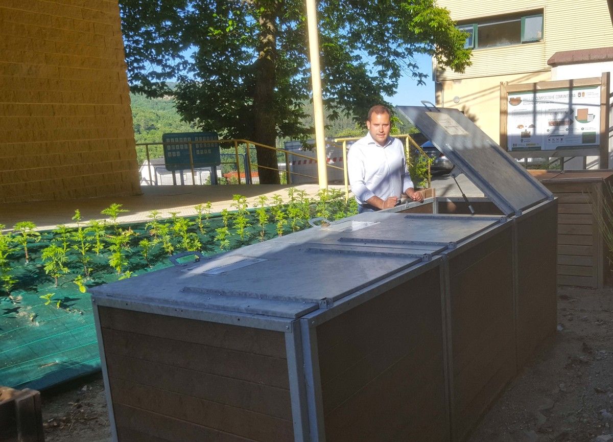 Jorge Cubela en el centro de compostaje instalado en la residencia de mayores de Cerdedo