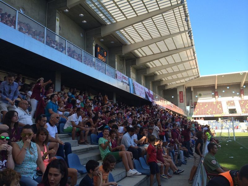 Público en el estadio de Pasarón
