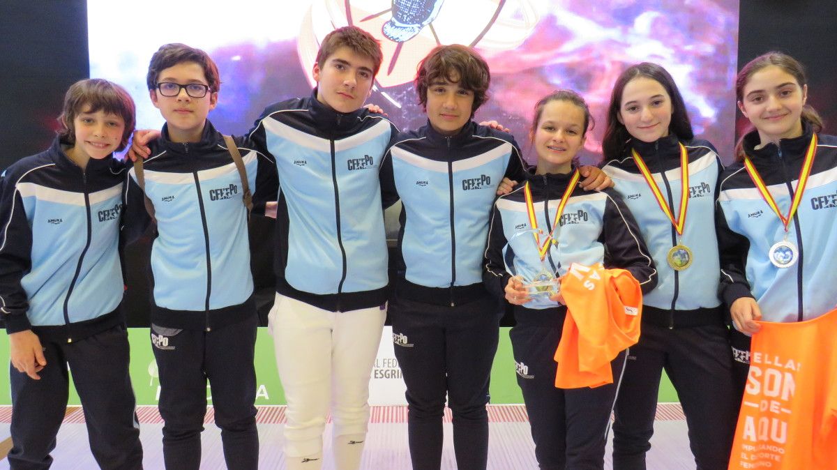 Equipo de la Escola Hungaresa en el Campeonato de España Infantil de Esgrima
