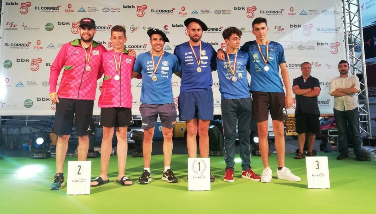 Tono Campos e Diego Romero (centro) tras vencer no Nacional de Ríos e Travesías en Bilbao
