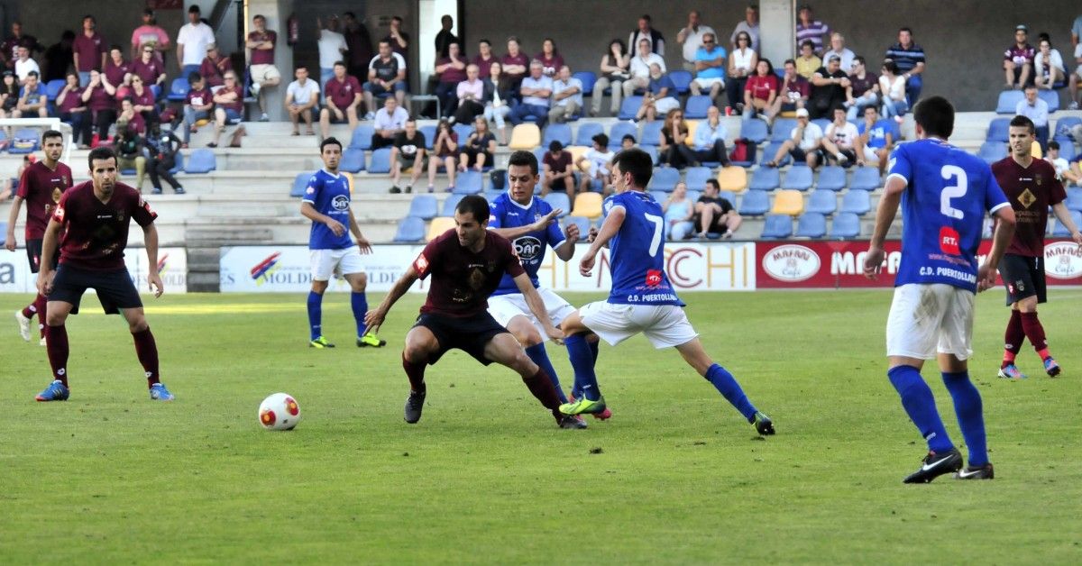 Fran Fandiño rodeado de contrarios nunha xogada do Pontevedra-Puertollano