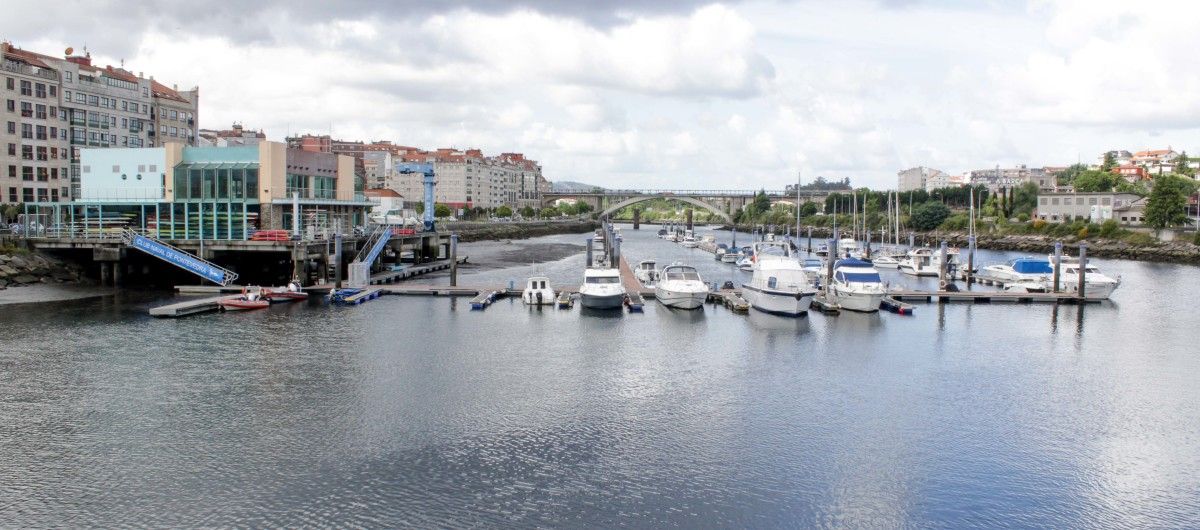 Club Naval de Pontevedra en el río Lérez