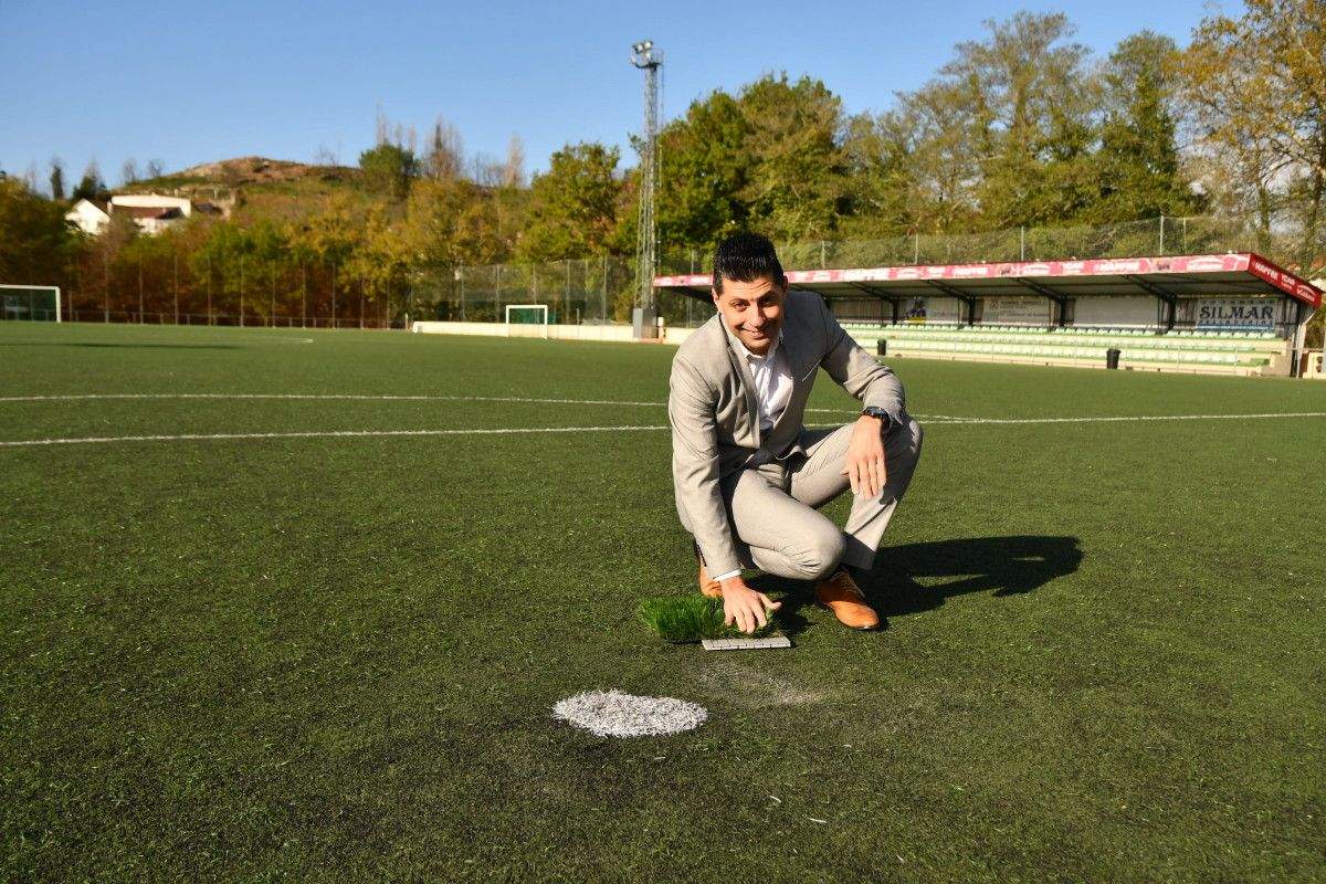 O alcalde Andrés Díaz no campo de fútbol de Chan da Barcia