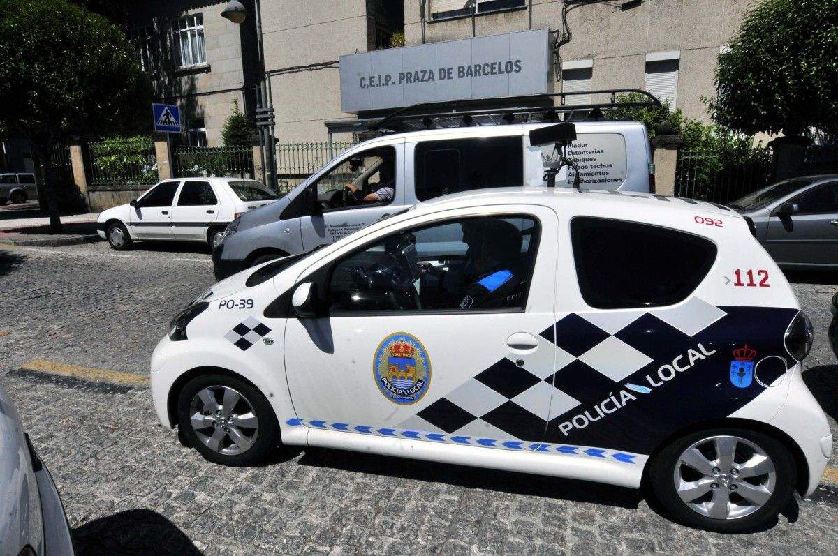 El 'multamóvil' vigilando el uso de los aparcamientos en la Plaza de Barcelos