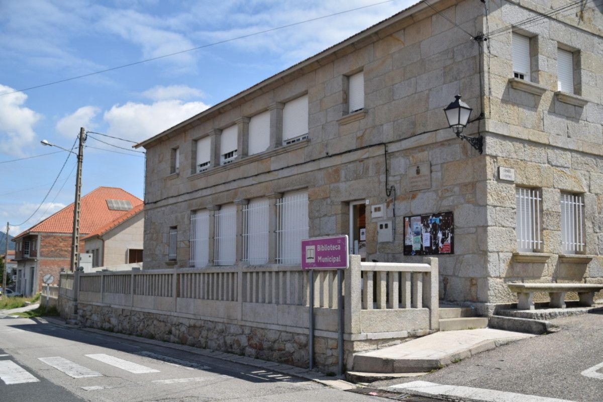 Acceso a la biblioteca municipal de Campelo