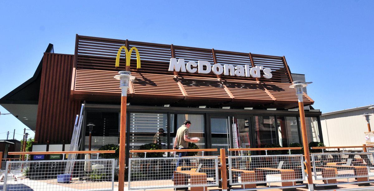 Instalacións de McDonald's na avenida de Lugo
