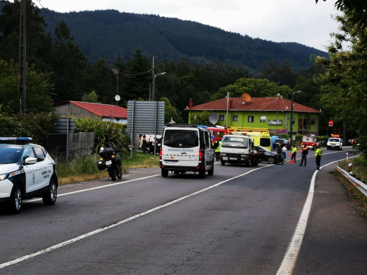 Grave accidente con tres personas heridas y dos coches implicados en A Anllada, en Cuntis