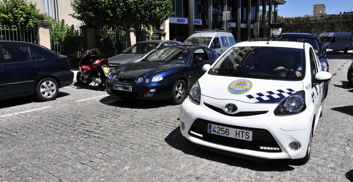 O 'multamóbil' vixiando o uso dos aparcamentos na Praza de Barcelos O 'multamóbil' vixiando o uso dos aparcamentos na Praza de Barcelos