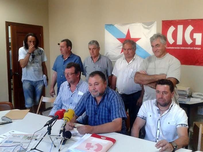 Trabajadores y responsables sindicales de Construcciones Crespo