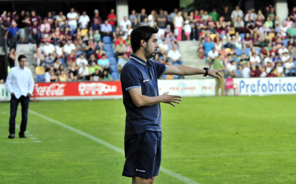 Manu Fernández dando instruccións aos seus xogadores ante o Puertollano