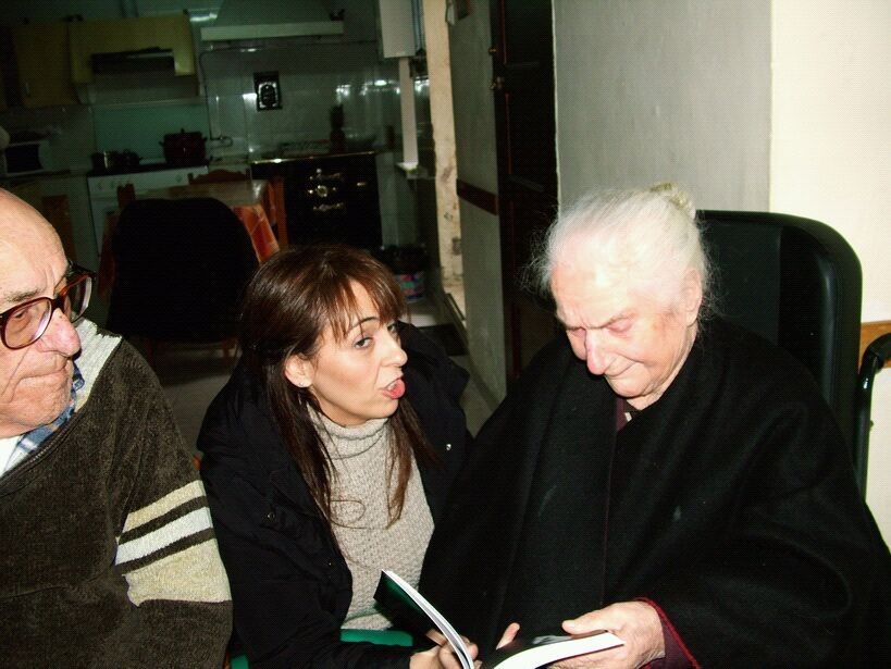 Montse Fajardo, autora de 'Matriarcas. Mulleres en pé de vida', con Carmen, una de  las protagonistas del libro