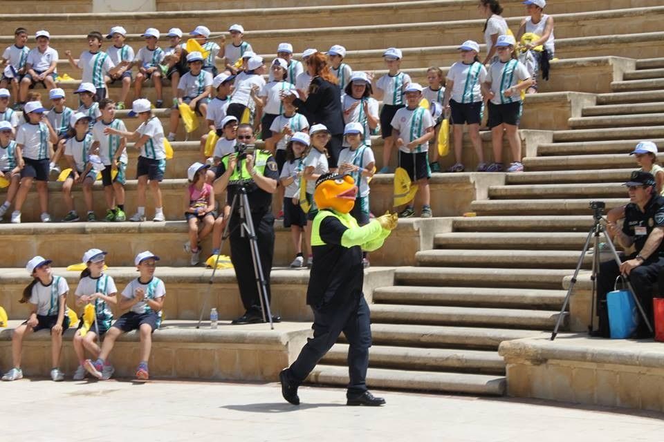 El Poli Paco protagonizó una charla a estudiantes de Benidorm