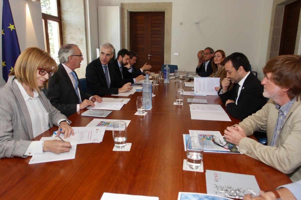 O conselleiro Francisco Conde no encontro co delegado institucional do CSIC, Antonio de Ron 