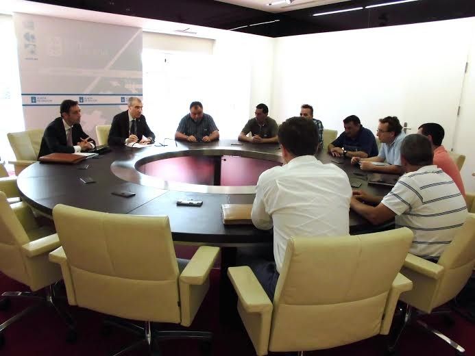 Reunión del comité de empresa de Tafisa con el Conselleiro de Industria, Francisco Conde