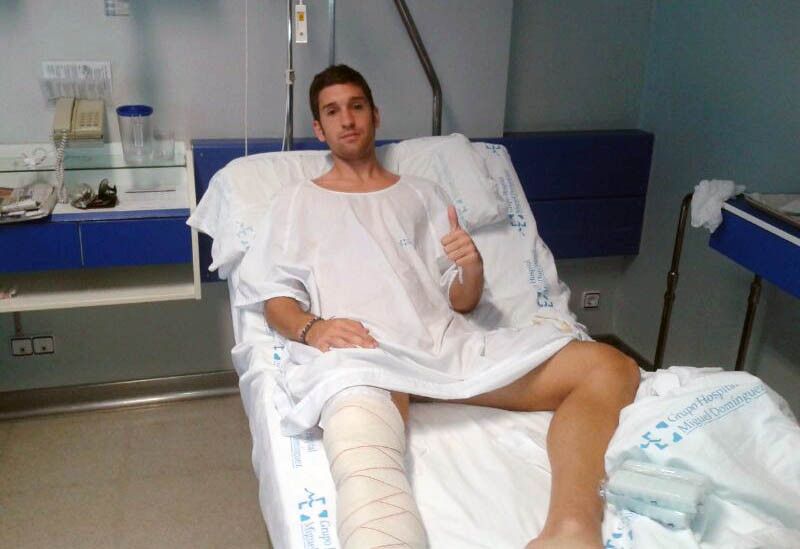 O xogador do Pontevedra Luismi tras ser operado no Hospital Miguel Domínguez