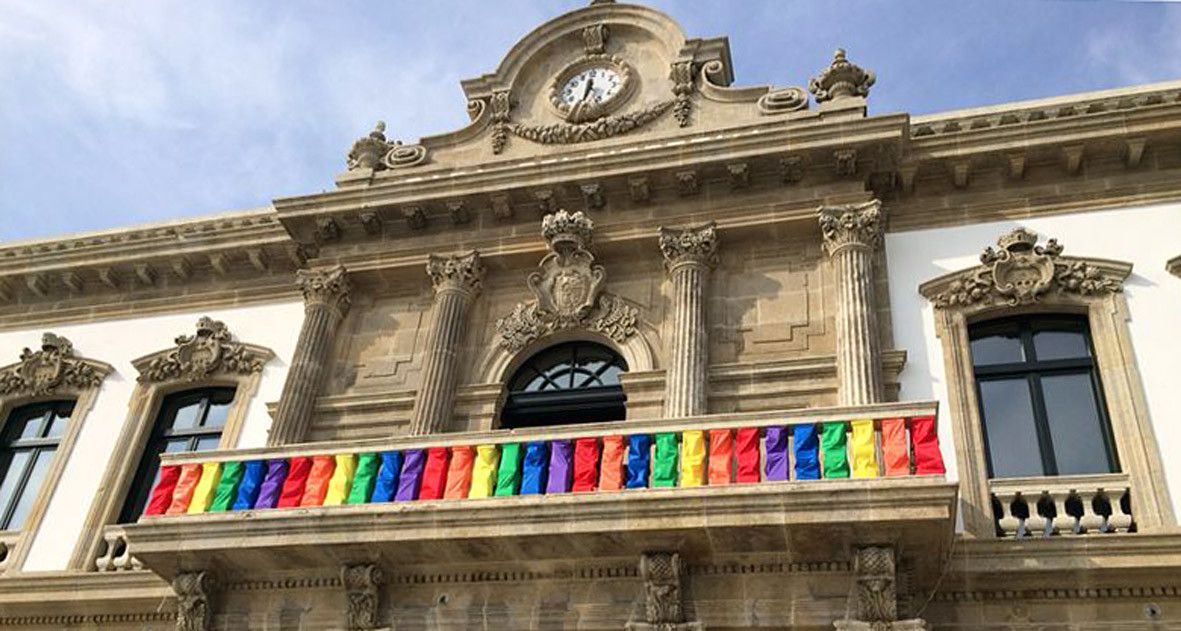 Bandera arcoiris en el balcón de la Casa Consistorial