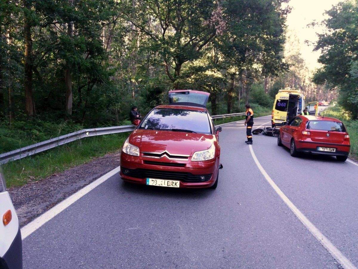 Accidente entre motocicleta e turismo en Cuntis