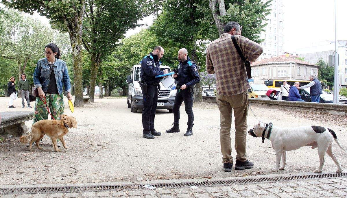 Intervención de la Policía Local por el ataque de un perro a otro en la Alameda