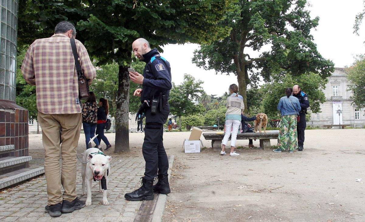 Intervención de la Policía Local por el ataque de un perro a otro en la Alameda