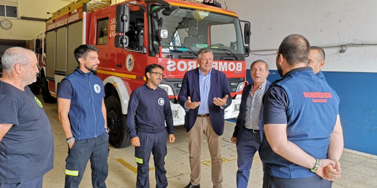 O concelleiro de seguridade de Sanxenxo coñece ao persoal do seu departamento