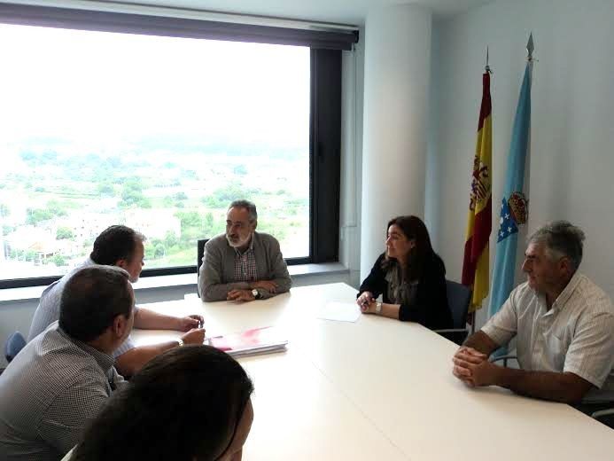 El delegado de la Xunta, José Manuel Cores Tourís, con los trabajadores de Construcciones Crespo