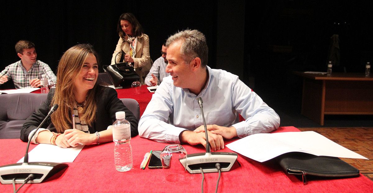 Pepa Pardo e Rafa Domínguez, do PP, no primeiro pleno municipal do mandato 2019-2023