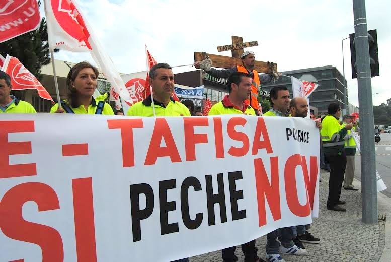 Protesta de los trabajadores de Tafisa ante la sede del Grupo Sonae