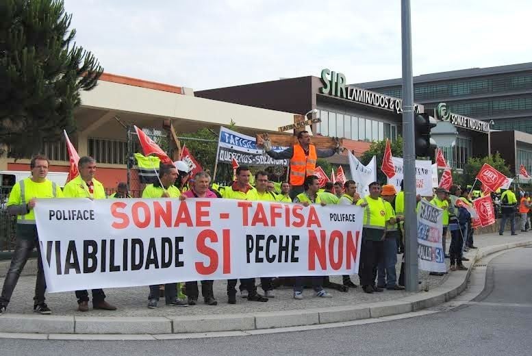 Protesta de los trabajadores de Tafisa ante la sede del Grupo Sonae