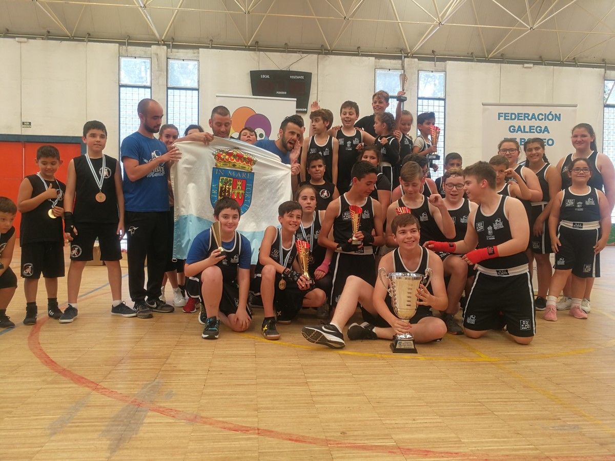 Equipo do Team Thunder celebrando o título de campión