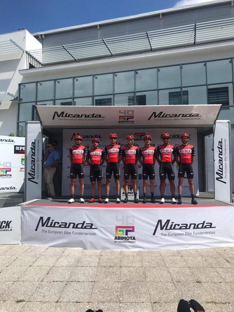 Miembros del equipo Froiz antes de la prueba en Portugal