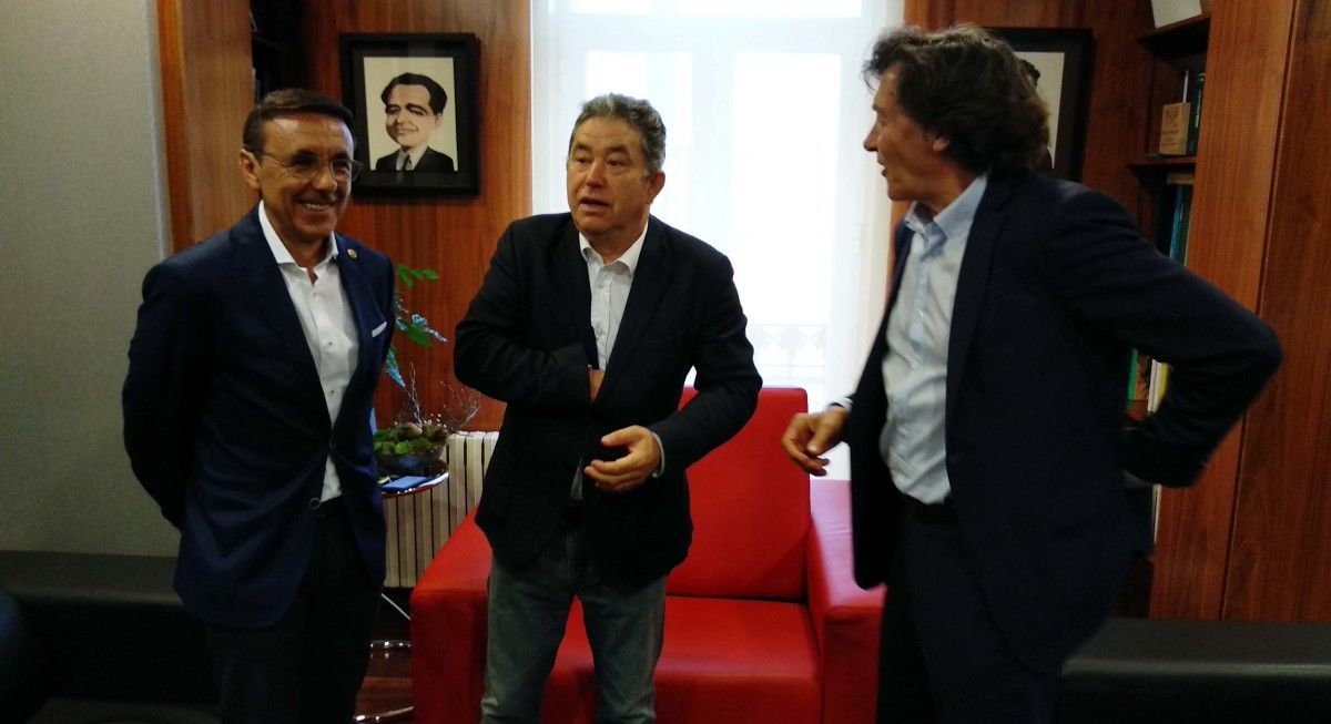 José Hidalgo, Miguel Anxo Fernández Lores e José Ramón Lete antes de presentar o Pro Tour de tríatlon