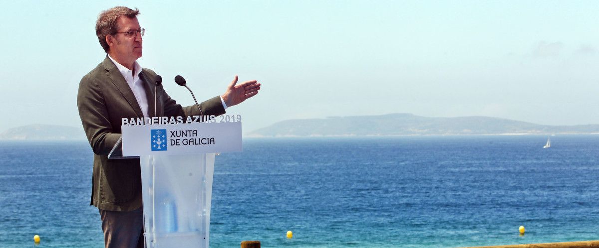 Alberto Núñez Feijóo, con la isla de Ons al fondo
