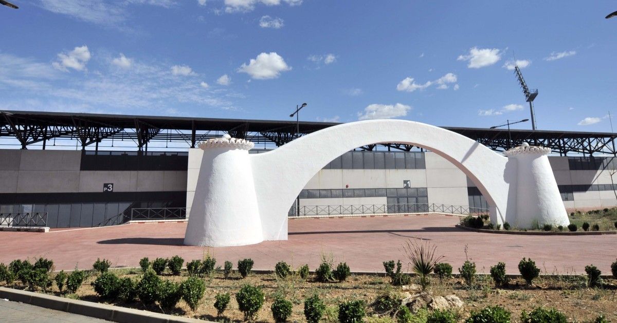 Fachada principal do Estadio Municipal de Puertollano, o Nuevo Cerrú