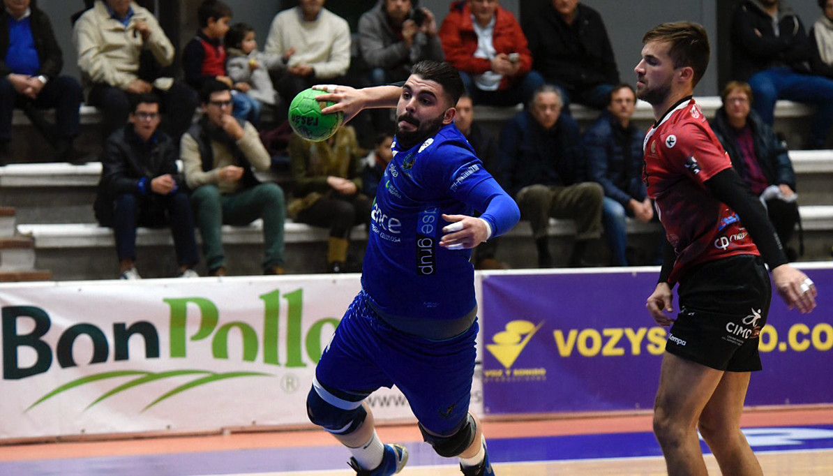 Marko Dzokic (derecha) en el partido entre Teucro y Cajasur Córdoba de la temporada 16/17