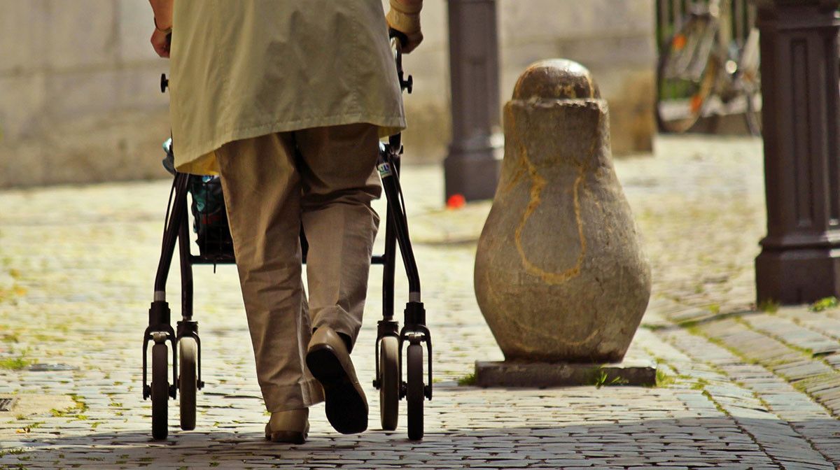 Persoa maior paseando pola rúa