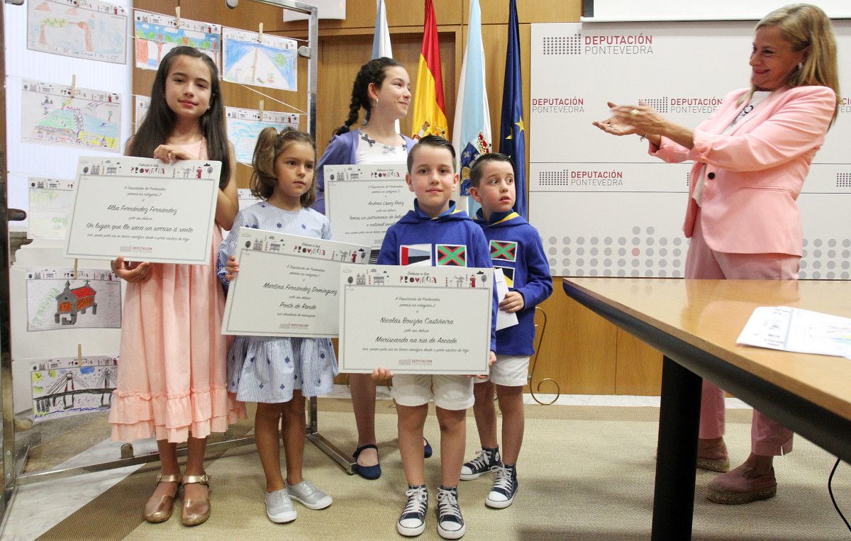 Carmela Silva entrega premios aos gañadores do concurso Debuxa a túa Provincia