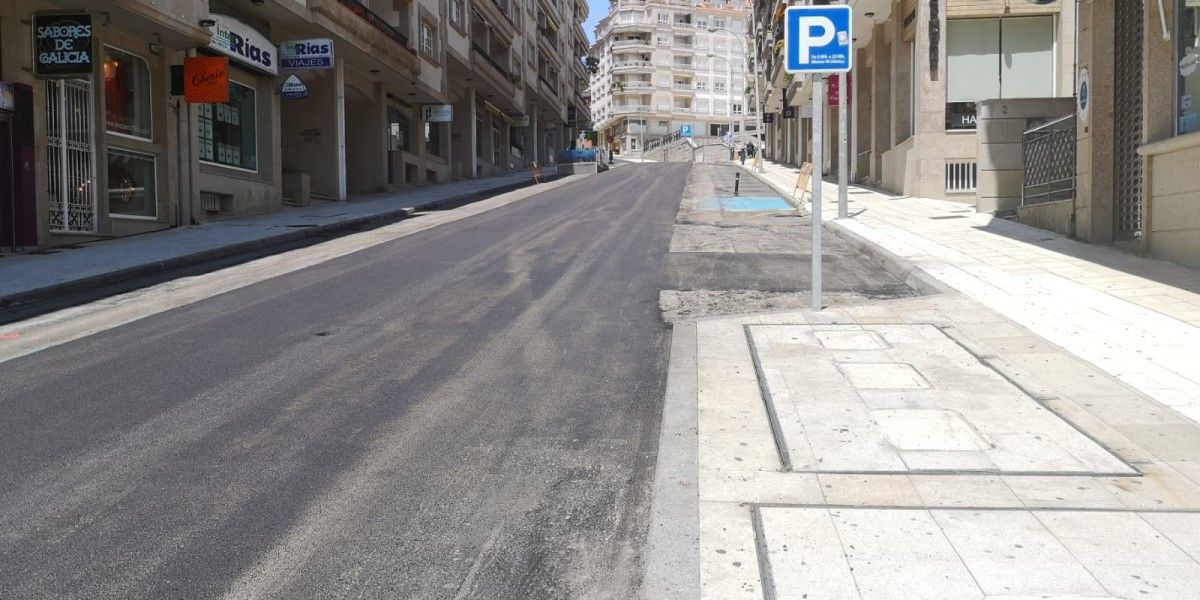 Sanenxo asfalta las carreteras del centro antes del cambio de sentido de las carreteras